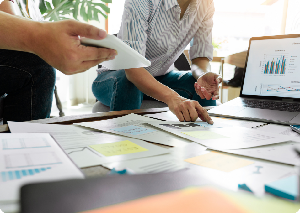 屋外広告をご検討中の企業向け打ち合わせ風景