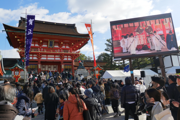 初詣客数西日本第一位の京都・伏見稲荷大社参道に初詣大型LEDビジョンを設置します