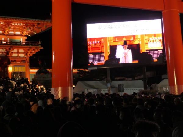 初詣客数西日本第一位の京都・伏見稲荷大社参道に初詣大型LEDビジョンを設置します