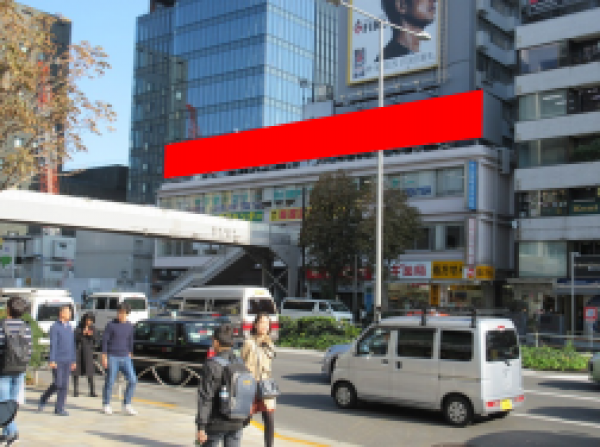 都心繁華街の駅前及びＪＲ線のホームから視認できる広告スペースのセットボード