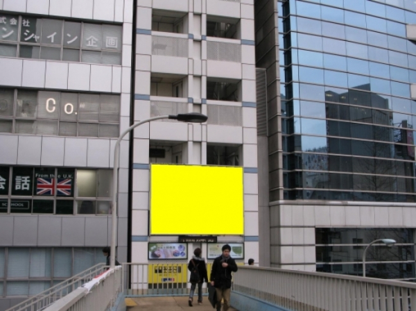 大ガード近く　新都心歩道橋の屋外広告