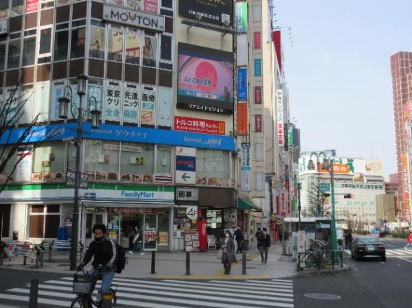 新宿・靖国通りに面しています。