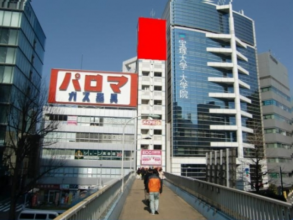 青梅街道に面し、新宿駅西口からも展望できる屋外広告