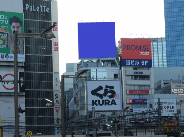 JR新宿駅前　　新宿東口広場（アルタ前）、新宿通り及び歌舞伎町方面から視認