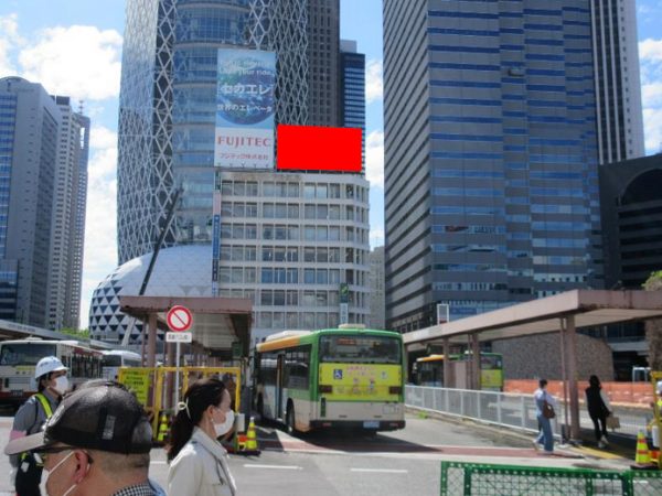 JR新宿駅西口ロータリーから視認