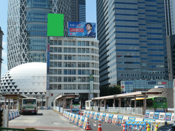 JR新宿駅西口ロータリーから視認